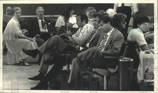 1987 Press Photo Passengers at Mitchell airport waiting for delayed flight. - Historic Images