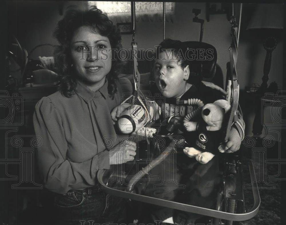 1990 Press Photo Tara Peschong hopeful disabled son will get to see Santa Claus - Historic Images