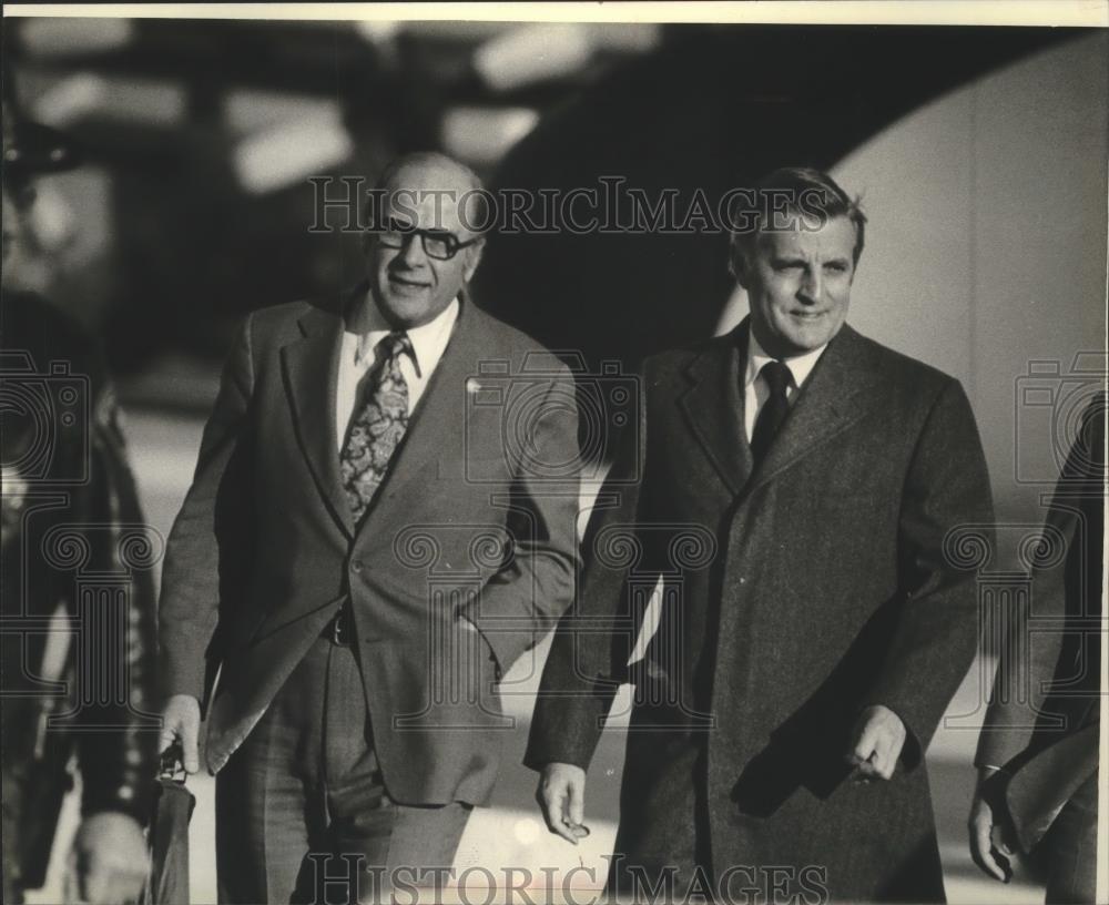 1979 Press Photo Sen Gaylord Nelson and Vice President Mondale at Mitchell Field - Historic Images