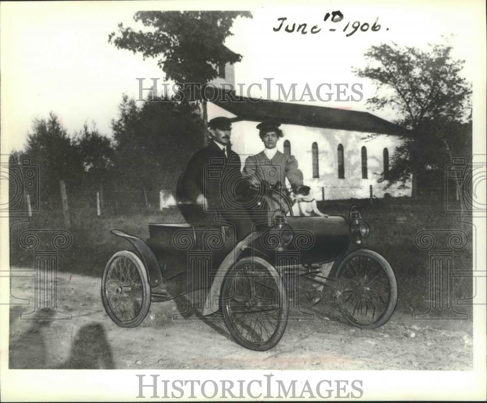 1980 Press Photo Carl and Hede Dietz in a Historic 1902 Oldsmobile - mjb68254 - Historic Images