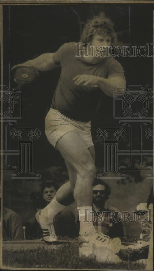 1977 Press Photo Olympic gold medalist Al Oerter throwing discus - mjb68321 - Historic Images