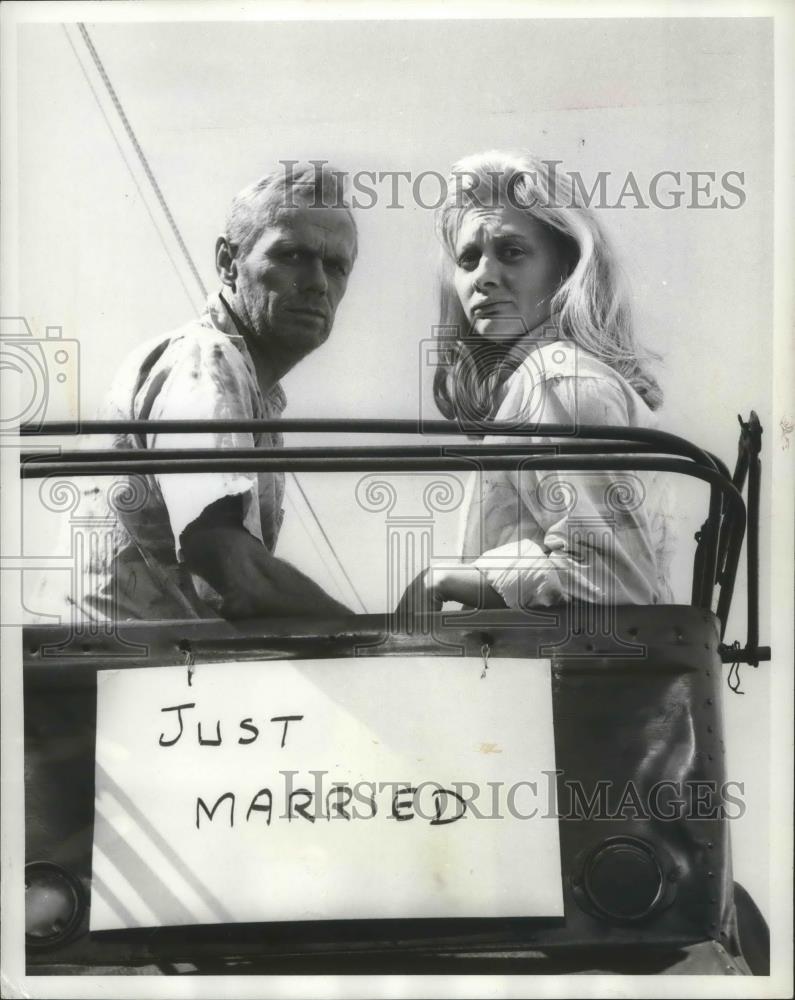 1988 Press Photo Richard Widmark and Shirley Knight rehearse a scene from cart. - Historic Images