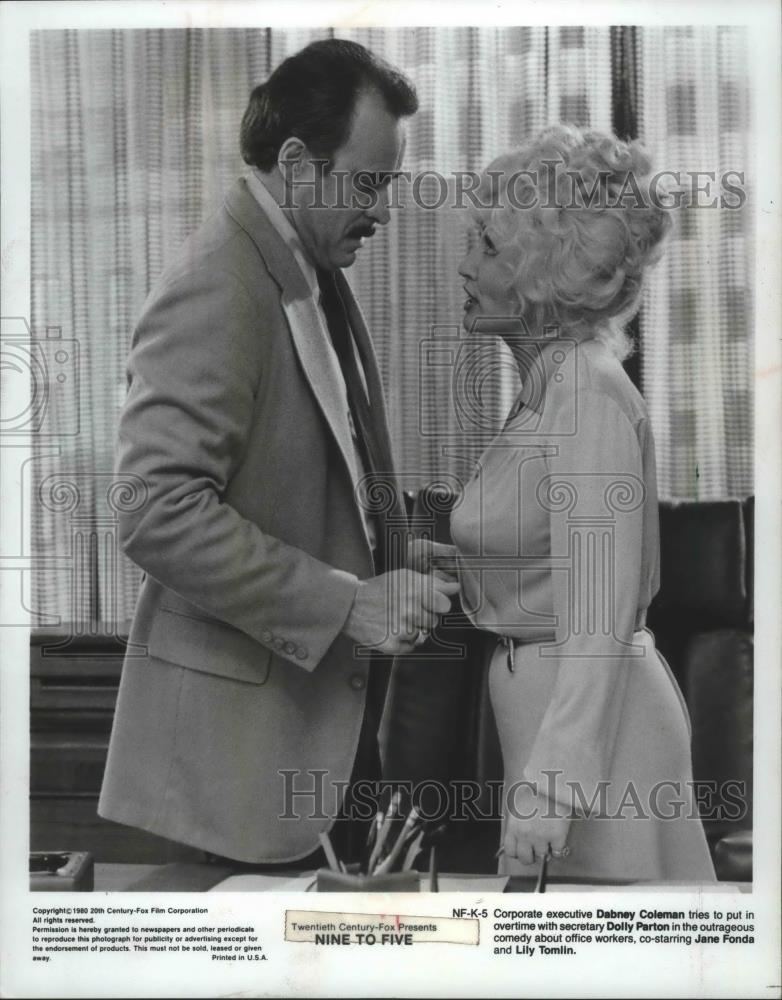 1980 Press Photo Dolly Parton in &quot;Nine to Five&quot; - mjb68663 - Historic Images