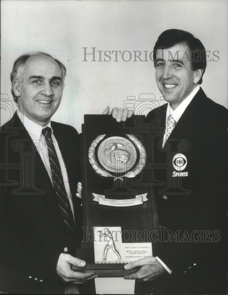 1987 Press Photo Billy Packer(left), CBS broadcaster, NCAA D-1 Basketball Trophy - Historic Images