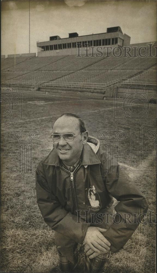 1976 Press Photo Forrest Perkins Coach at University of Wisconsin - Whitewater - Historic Images