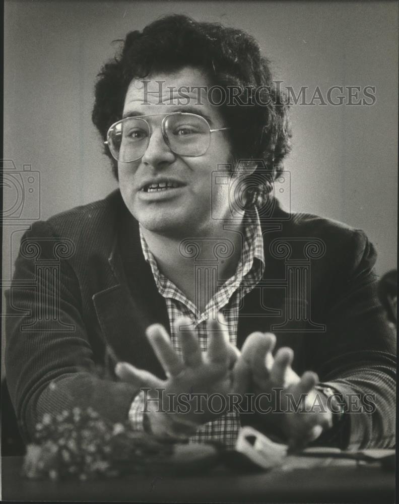 1982 Press Photo Famed Violinist Itzhak during news conference - mjb68938 - Historic Images