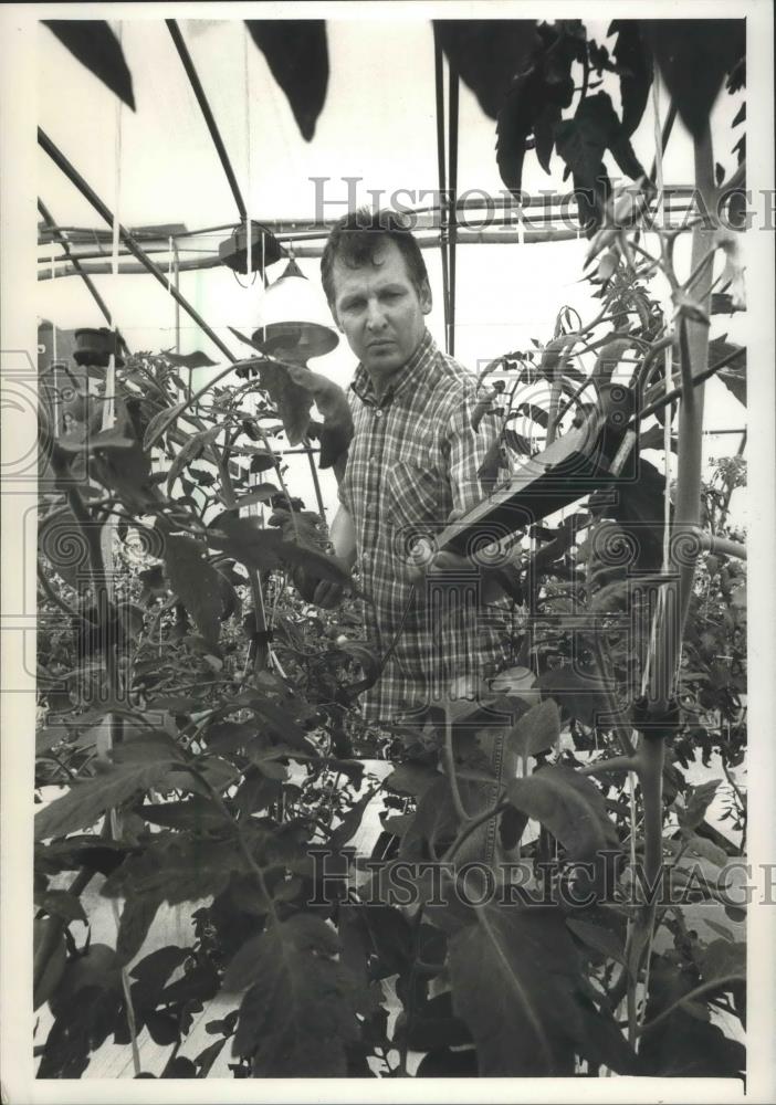 1988 Press Photo Lee Schneider at New Hope&#39;s Rainbow Gardens - mjb69092 - Historic Images