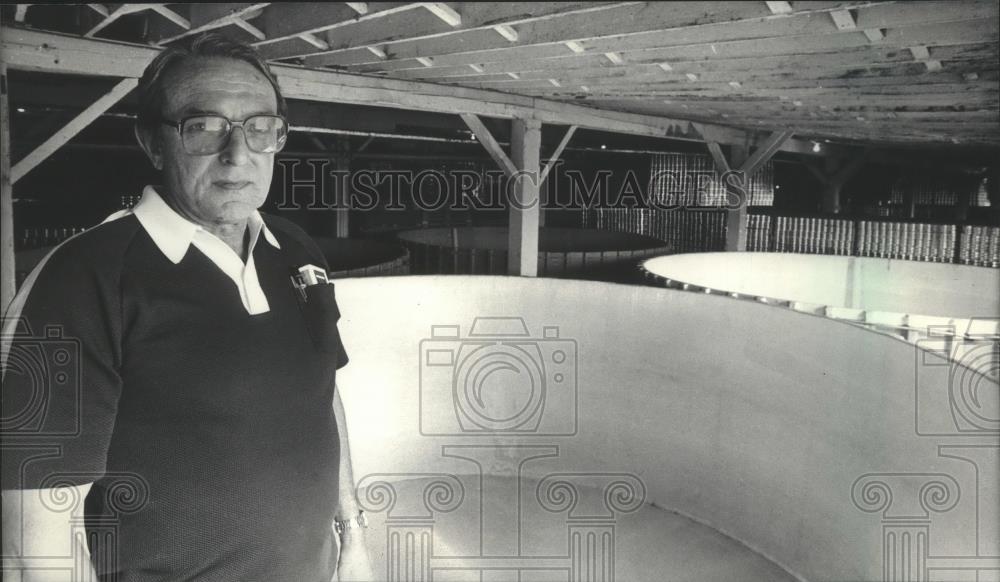 1985 Press Photo Chuck Huppert with vats used to ferment sauerkraut in Wisconsin - Historic Images