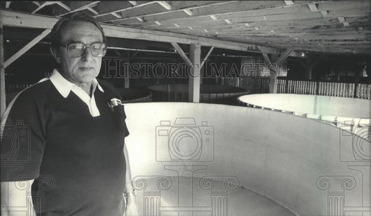1985 Press Photo Chuck Huppert with vats used to ferment sauerkraut in Wisconsin - Historic Images