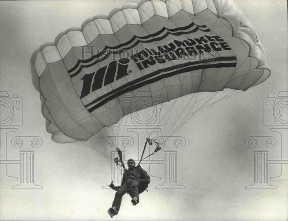 1989 Press Photo Bob Blanchard descends with a parachute at Grafton air show - Historic Images