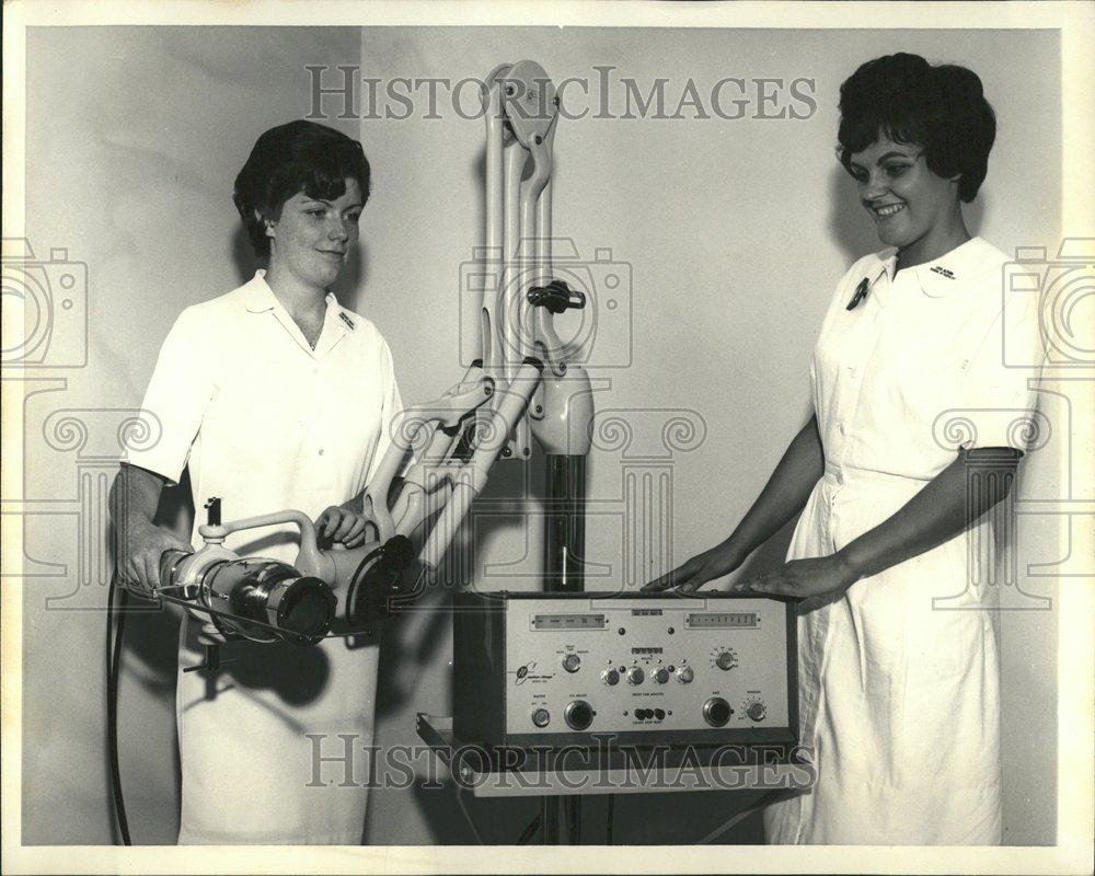 1964 Press Photo Harvey Alfano Mary Radiologic School - RRV57997 - Historic Images