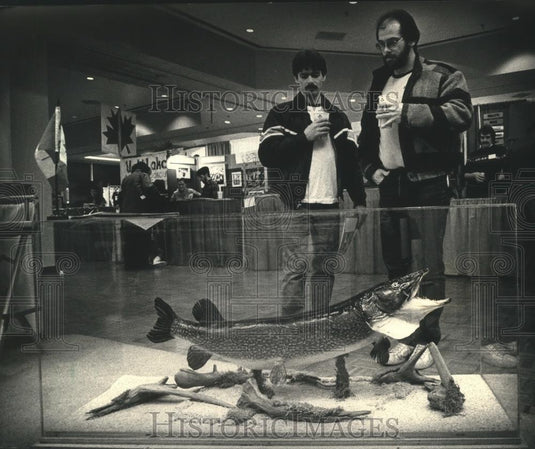 1988 Press Photo Visitors of All-Canada Show at Convention Center in Milwaukee - Historic Images