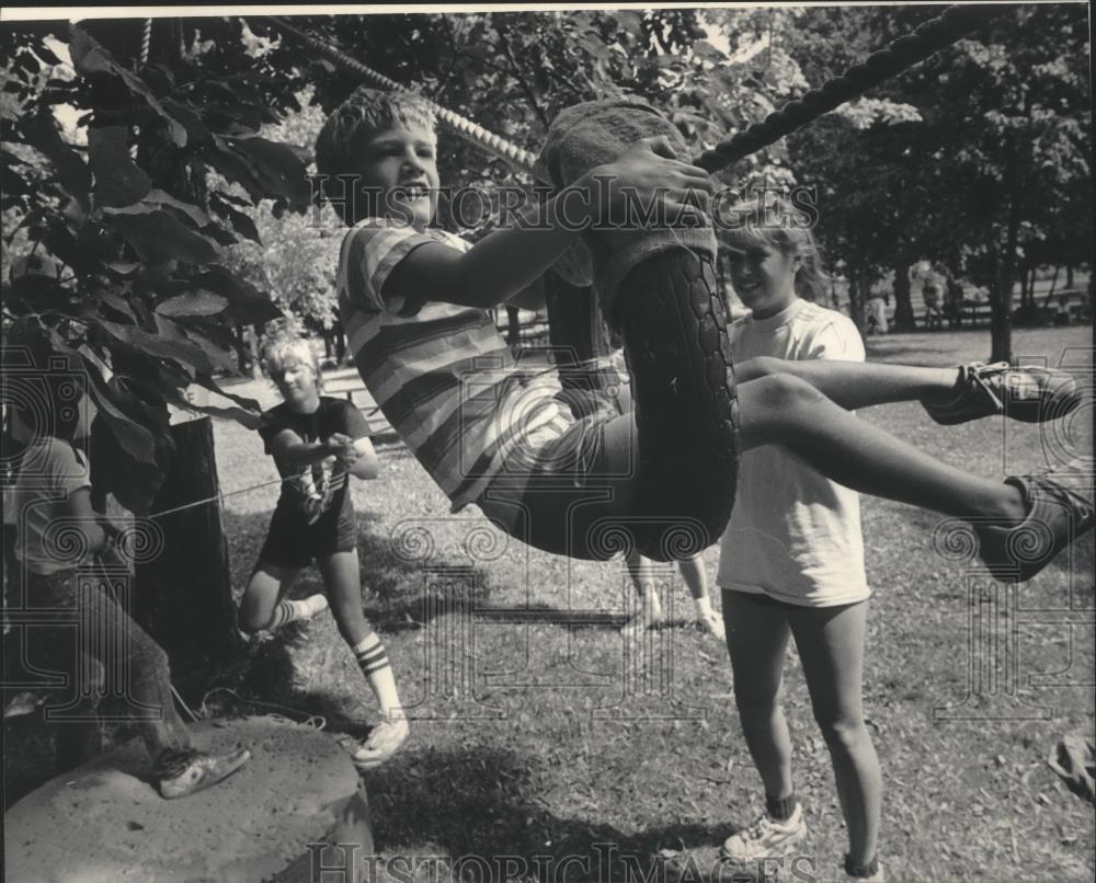 1984 Press Photo John Tescher at Kids Festival, City Park, New Berlin, Wisconsin - Historic Images