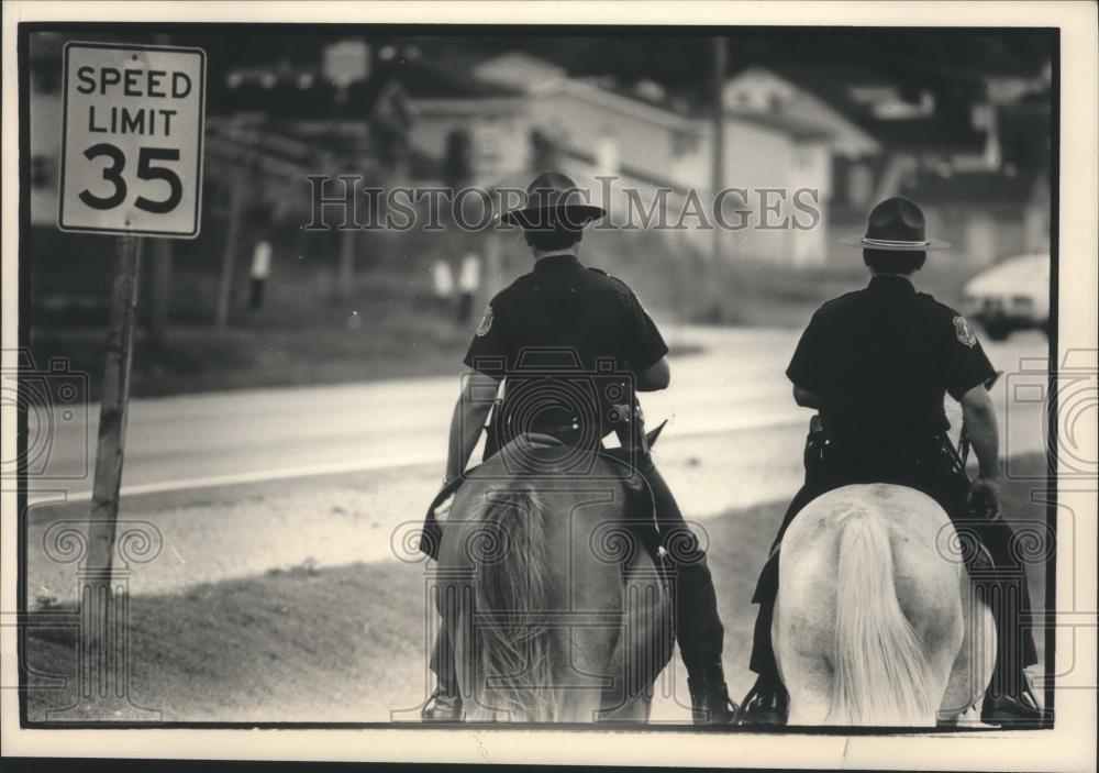 1986 Press Photo Two New Berlin, Wisconsin Mounted Police Officers - mjb69419 - Historic Images