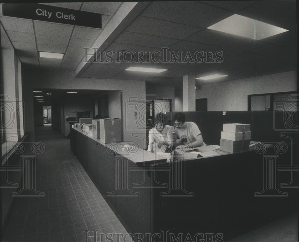 1986 Press Photo Marlene Reid and William Bowers - City Hall, New Berlin, Wis - Historic Images