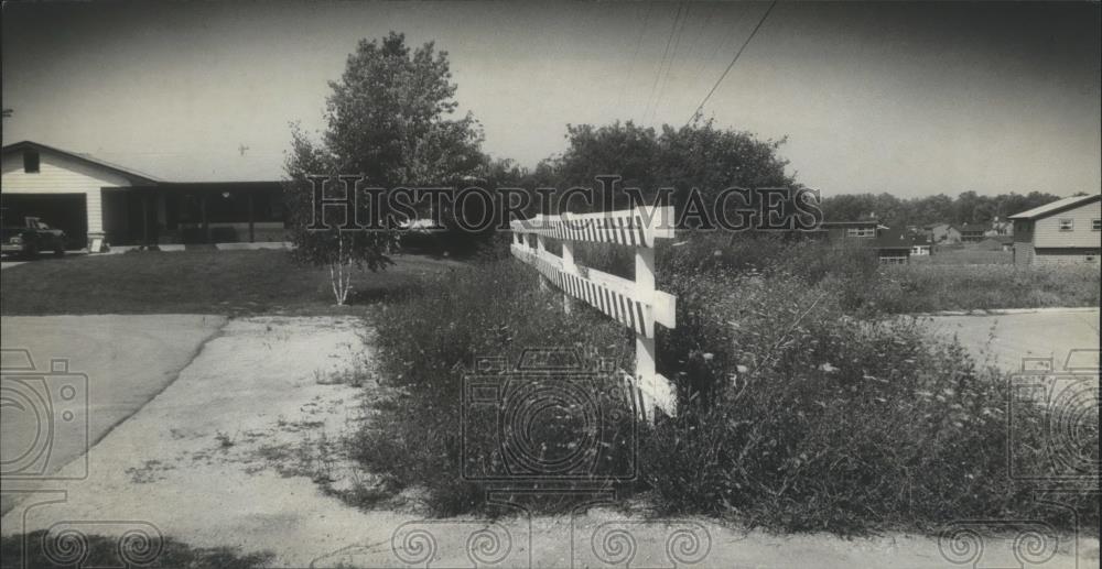 1982 Press Photo Barricade separates cul-de-sacs New Berlin, Wisconsin - Historic Images