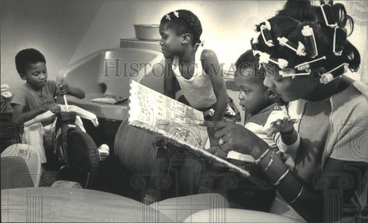 1987 Press Photo Sellia Simmons & children, Horizon House, United Way, Milwaukee - Historic Images