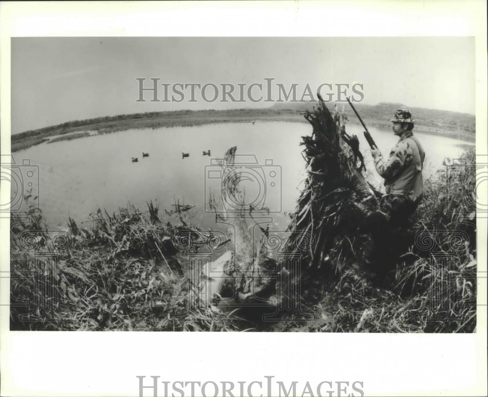 1980 Press Photo Duck Hunter Bob Olson, Mississippi River, Tiffany Wildlife Area - Historic Images