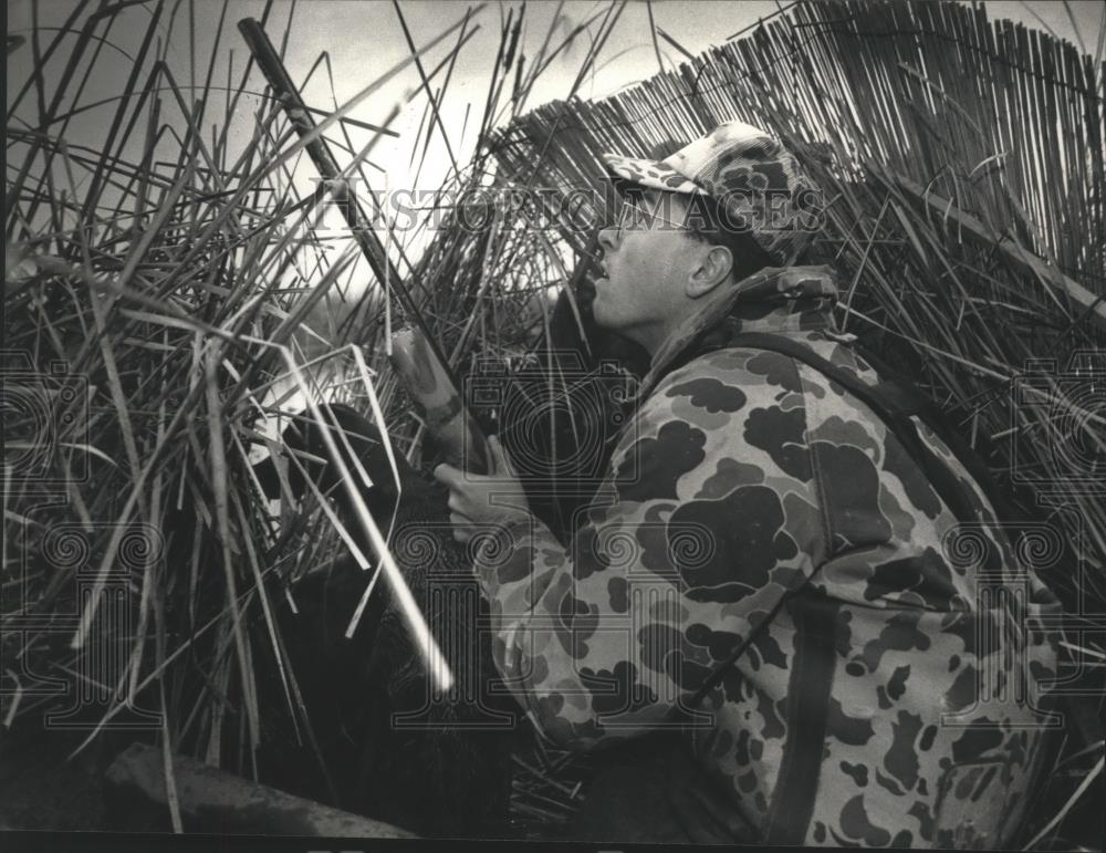 1991 Press Photo Kyle Morgan and Labrador retriever at duck hunt on the marsh - Historic Images