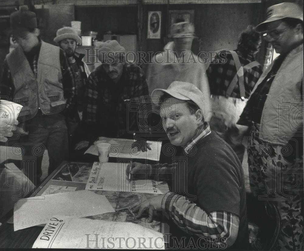 1992 Press Photo Mark Noll organizes deer drive - mjb69500 - Historic Images