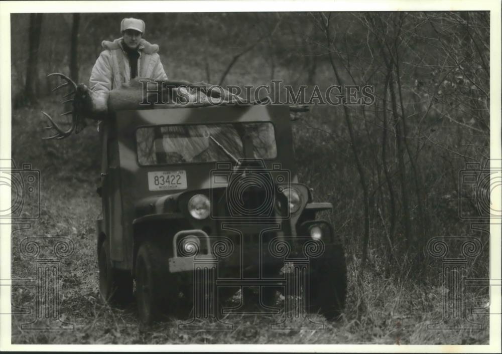 1993 Press Photo John Noll carried buck on four-wheel drive near Alma - Historic Images