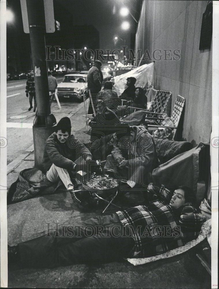 1970 Press Photo Camping out to get in job program - RRV56263 - Historic Images