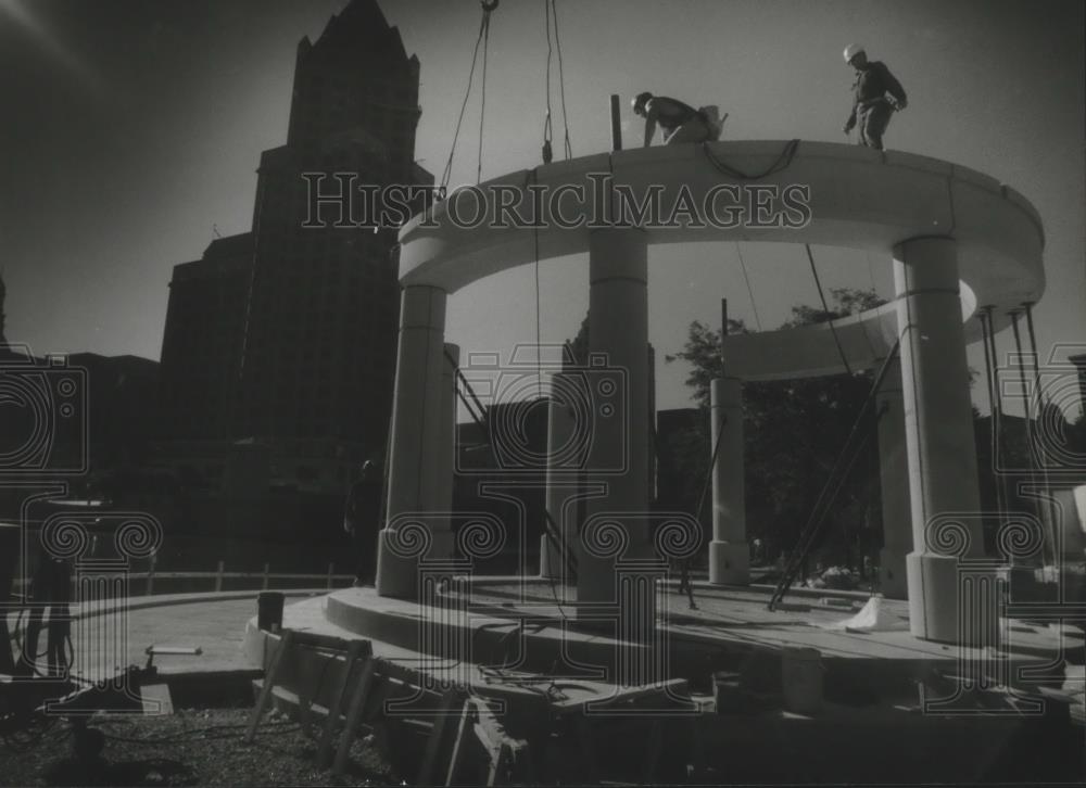 1994 Press Photo Ironworkers Work On Pavilion In Pere Marqette Park In Milwaukee - Historic Images