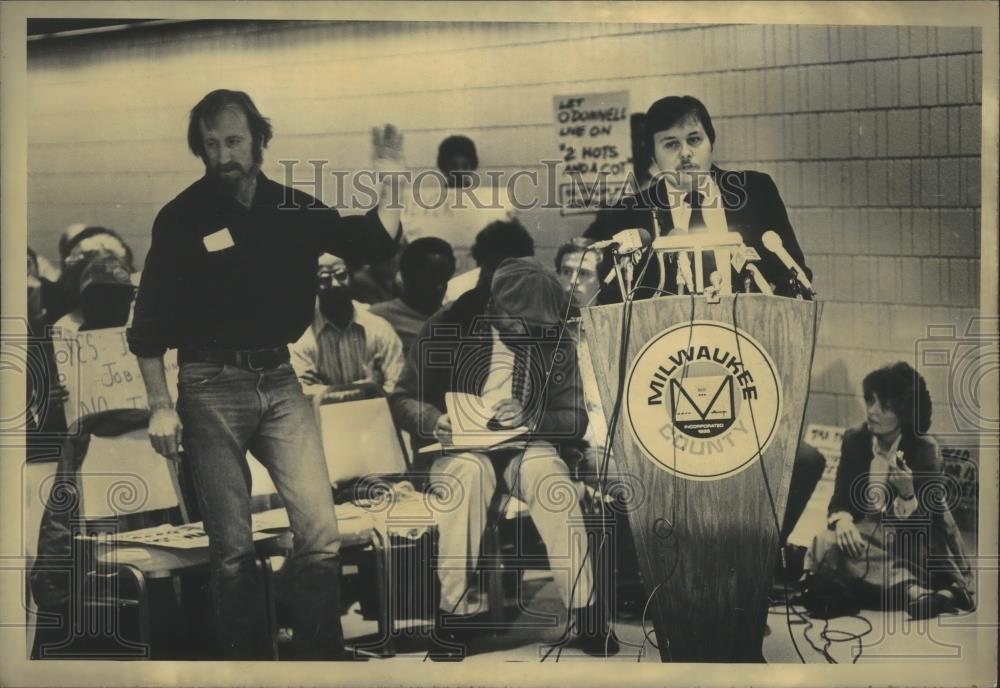 1982 Press Photo Spectator&#39;s Reaction to Milwaukee County Supervisor&#39;s Comments - Historic Images