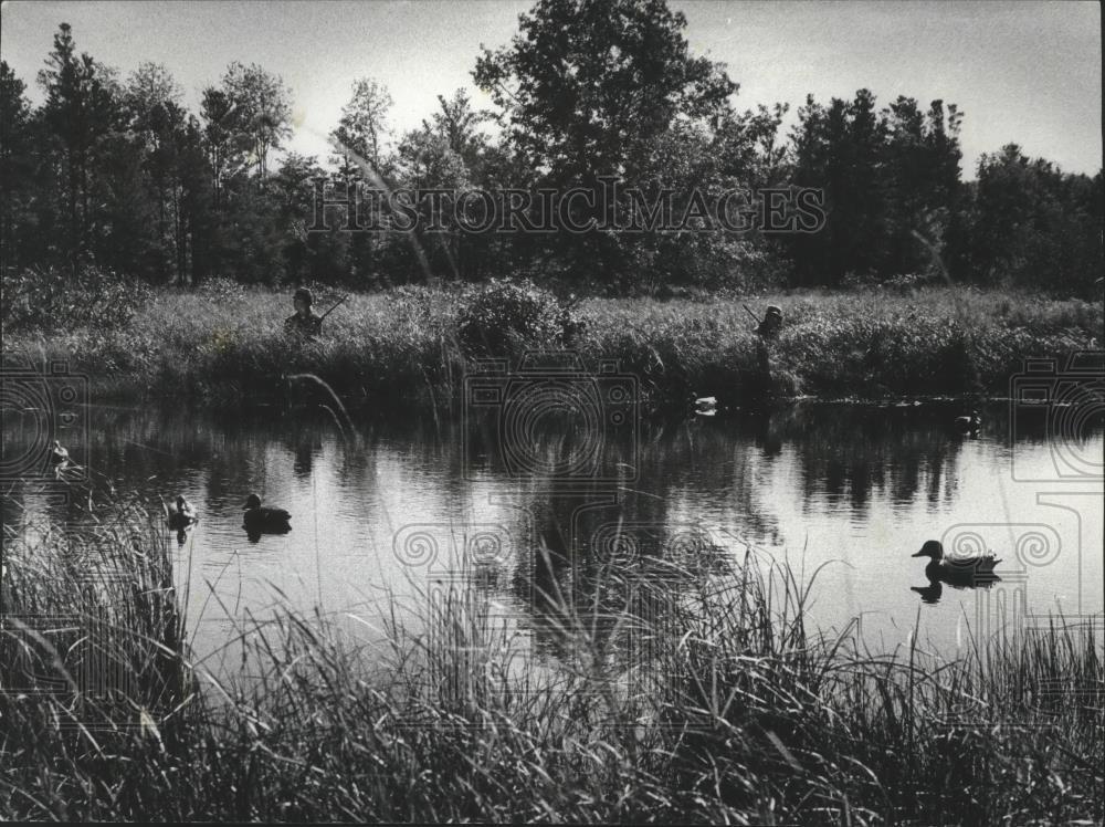 1978 Press Photo Duck hunters in Meadow Valley Wildlife Area, Babcock. Wisconsin - Historic Images