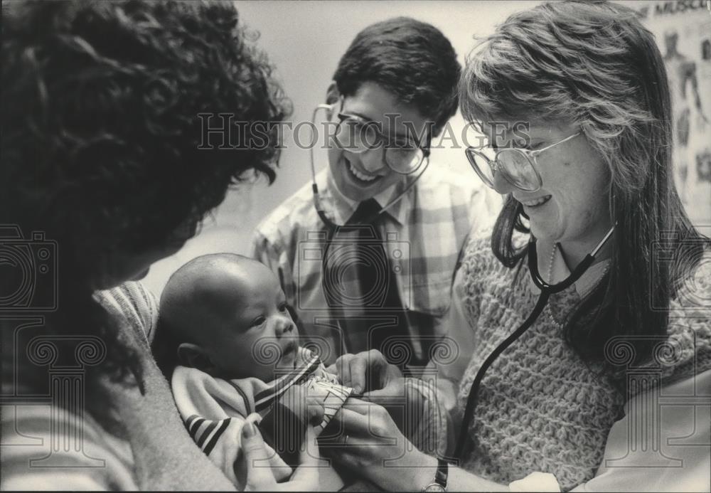 1986 Press Photo Cathy Coleman, Pediatrician, Indian Health Center, Milwaukee - Historic Images