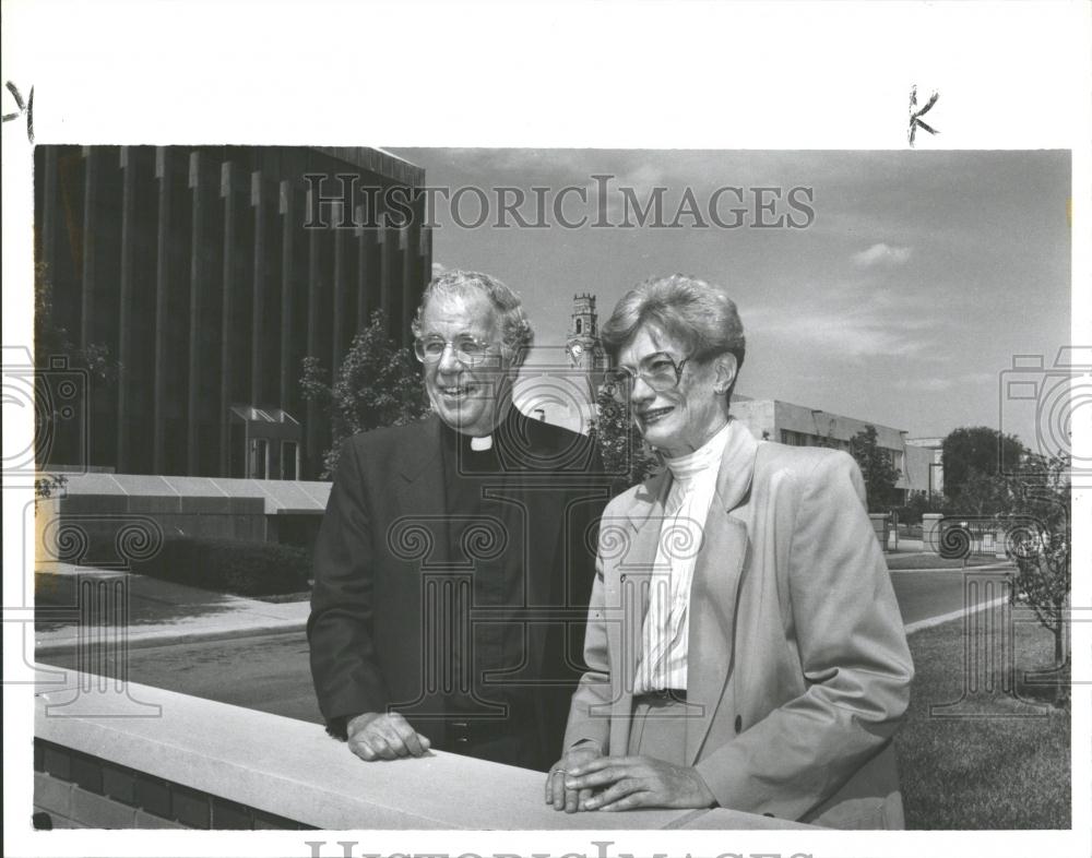 1990 Press Photo Univ Detroit Mercy Coll Merger Pres - RRV36713 - Historic Images