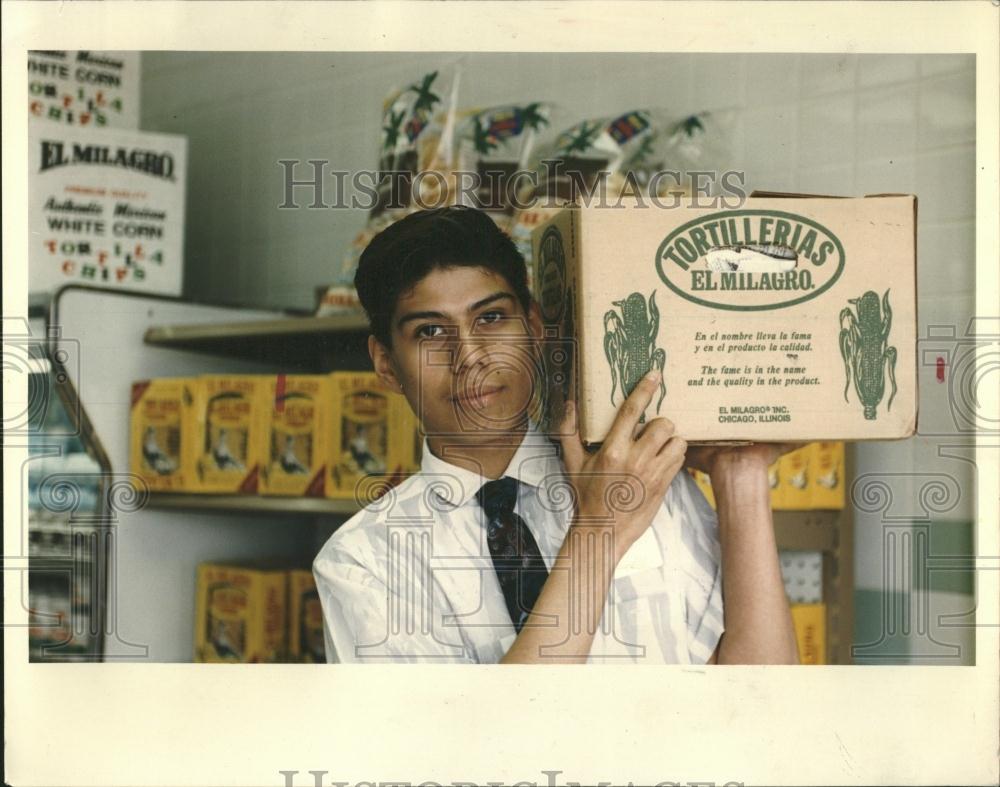 1993 Press Photo Alejandro Santos sell tortillas - RRV39953 - Historic Images