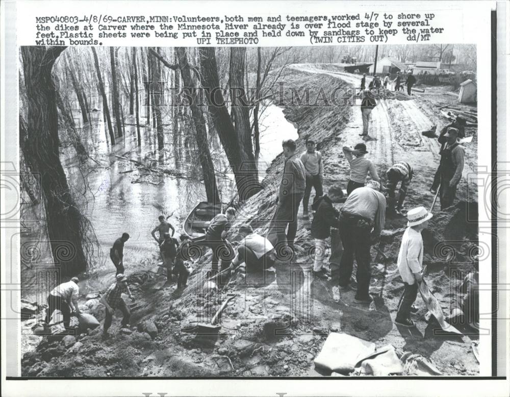 1969 Press Photo Minnesota River Carver Flood Volunteer - RRV36311 - Historic Images
