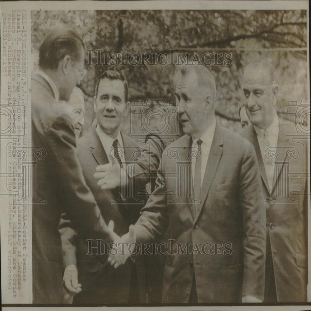 1967 Press Photo Kosygin, McNamara Shake Hands NJ - RRV27367 - Historic Images