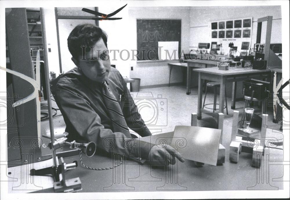 1970 Press Photo Oakland University Professor In Lab - RRV37949 - Historic Images