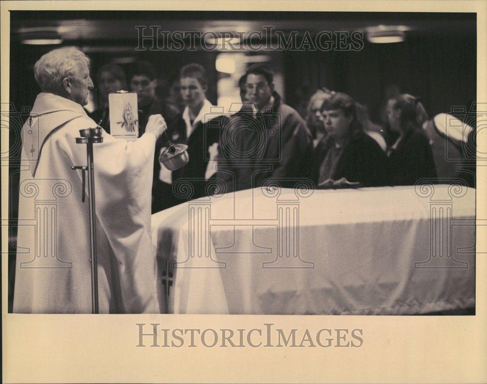 1993 Press Photo Father John Hurley mass St. Edns - RRV44669 - Historic Images