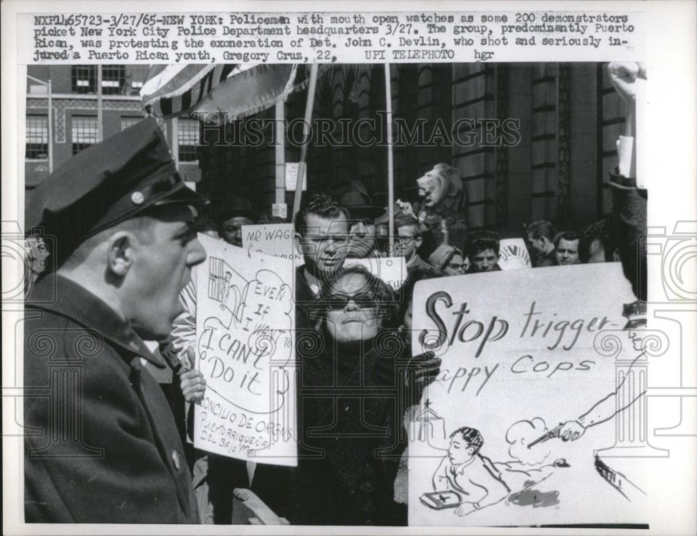 1965 Press Photo NY Policemen Mouth Open Picket Tirgger - RRV16643 - Historic Images