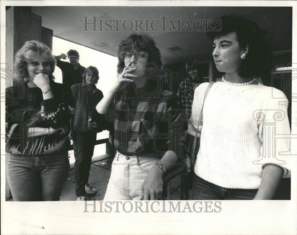 1986 Press Photo Student Smoke Naperville High School - RRV44467 - Historic Images