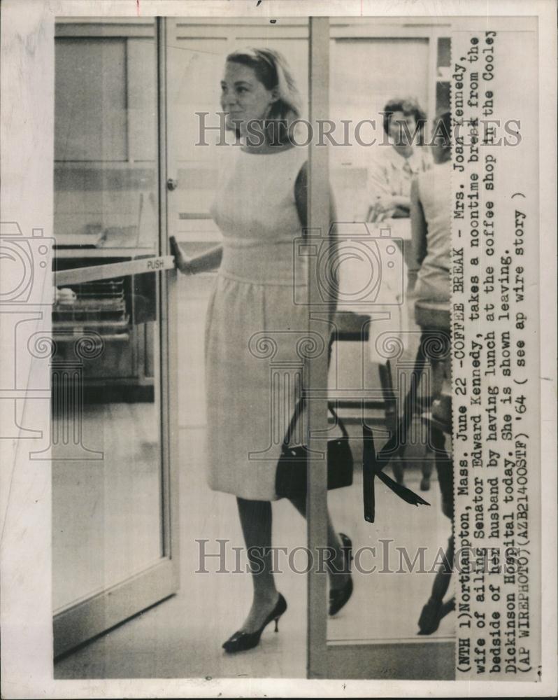 1964 Press Photo Joan Kennedy Wife Senator Hospital - RRV14237 - Historic Images