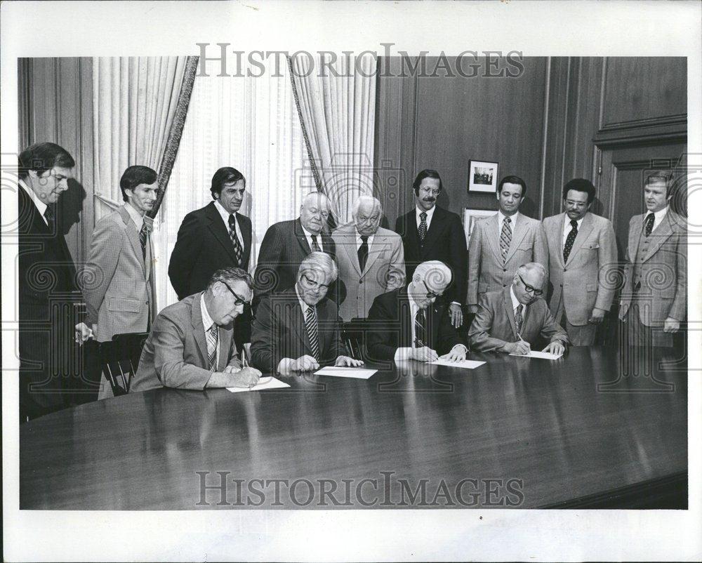 1974 Press Photo Contract between NAHB &amp; Dept of Labor - RRV57549 - Historic Images