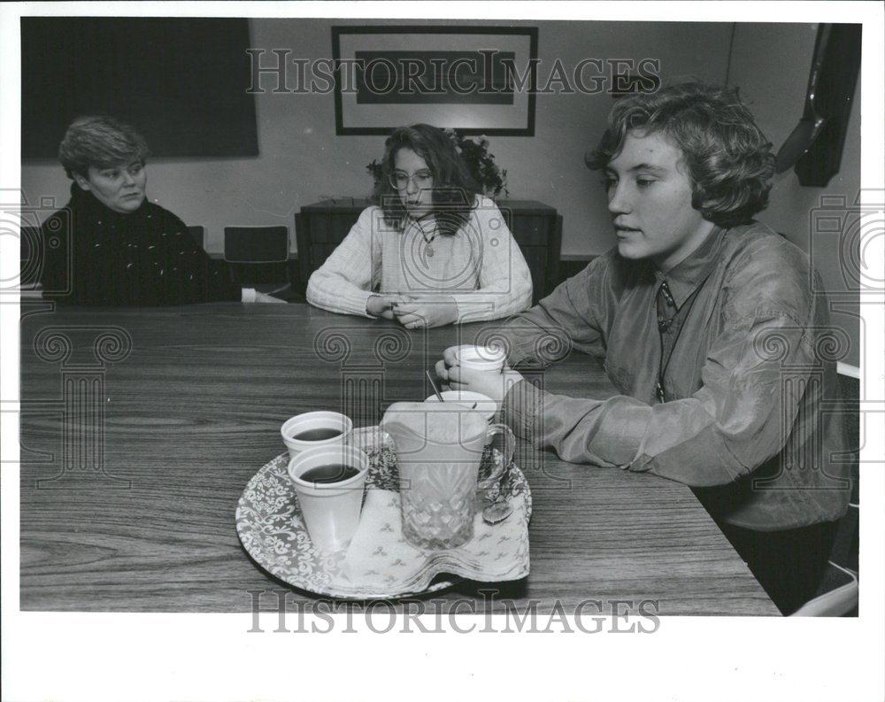1992 Press Photo Candice Ernst Jessica Catherine tears - RRV43791 - Historic Images