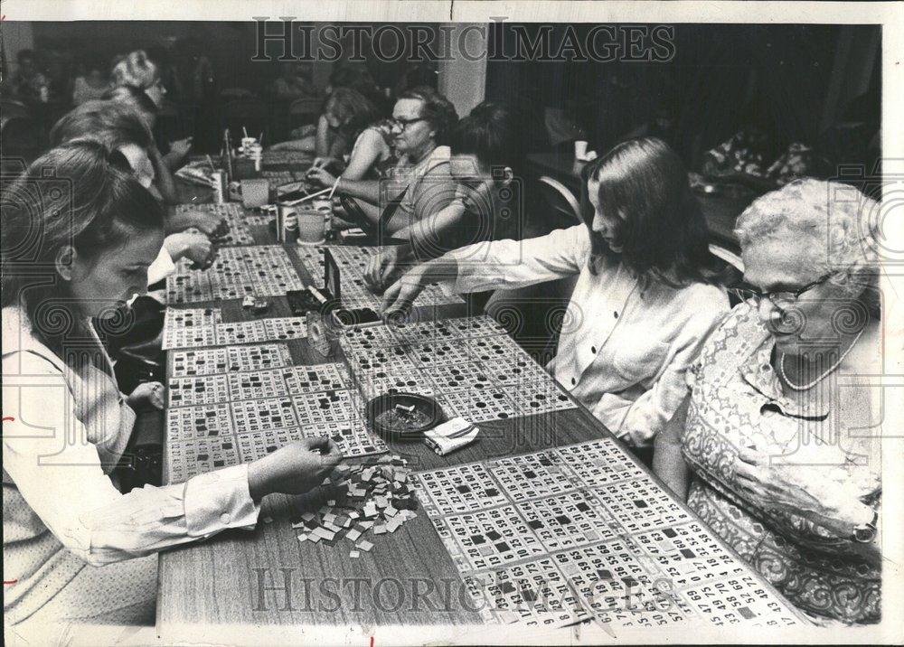 1971 Press Photo Grandma Measure StreetBingo Night - RRV43241 - Historic Images