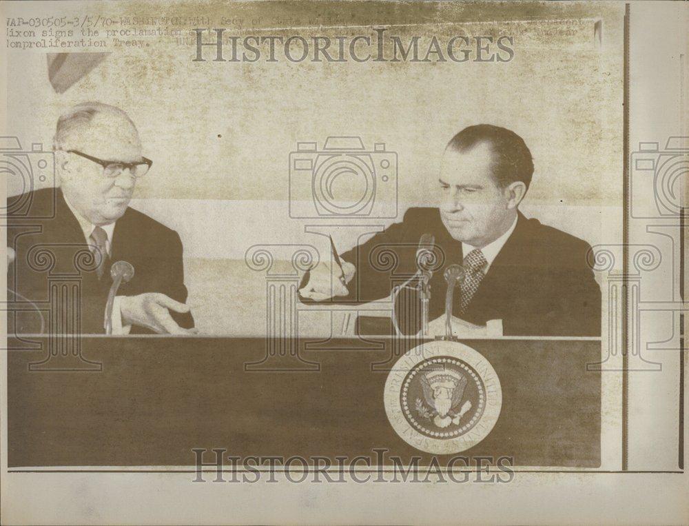 1970 Press Photo Nixon Signs the Proclamation - RRV44223 - Historic Images