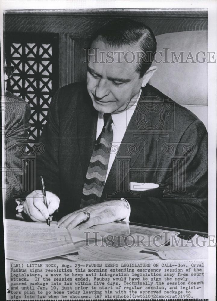 1958 Press Photo Orval Faubus Sign Resolution Emergency - RRV13027 - Historic Images