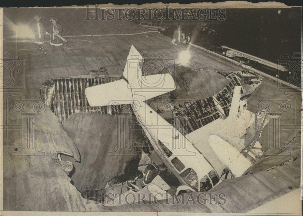 1972 Press Photo Firemen Stand Guard Plane Crash Twin - RRV66529 - Historic Images