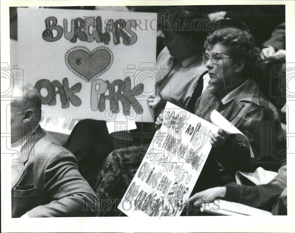 1988 Press Photo Oak Park Residents Discuss Handgun Law - RRV66835 - Historic Images