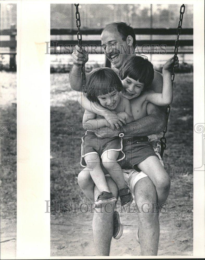 1988 Press Photo Robert Orlofsky w/ Sons Taldh &amp; Liam - RRV62325 - Historic Images