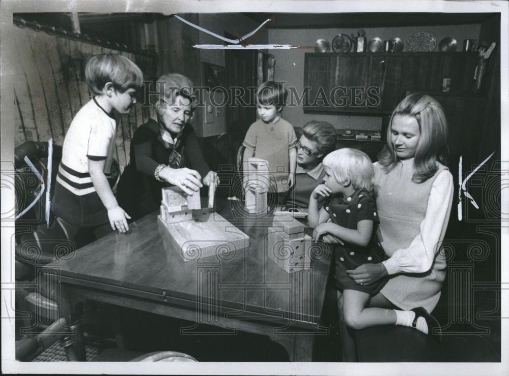 1970 Press Photo Mrs Simon Knudsen Grandchildren - RRV03039 - Historic Images