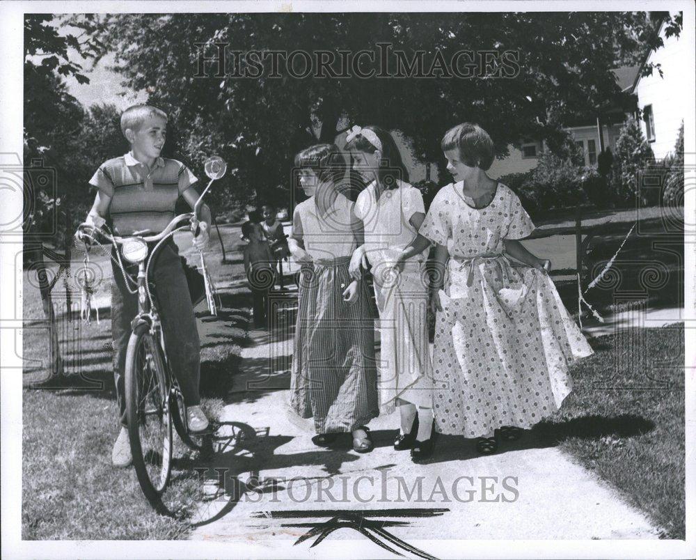 1957 Press Photo Robert Blossom Beth Macaulay matrille - RRV51201 - Historic Images