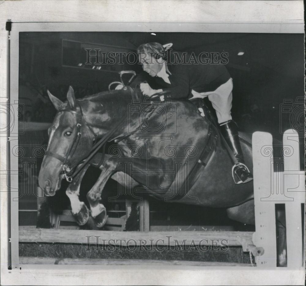 1961 Press Photo Ethel Kennedy Horse Riding And Jumping - RRV19167 - Historic Images